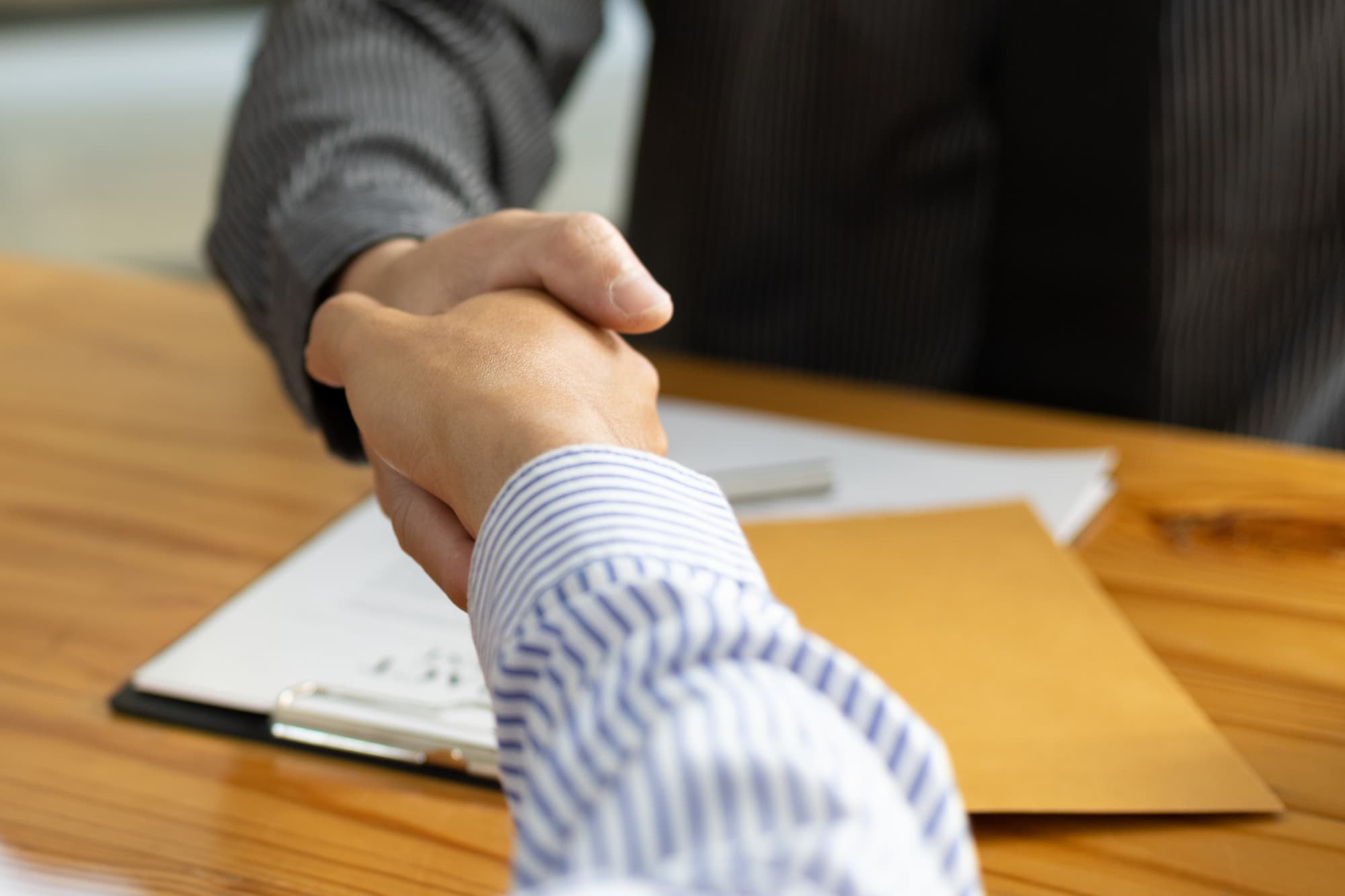 In Idaho, becoming a process server requires meeting basic requirements: being 18 years or older and not being a party to the case.