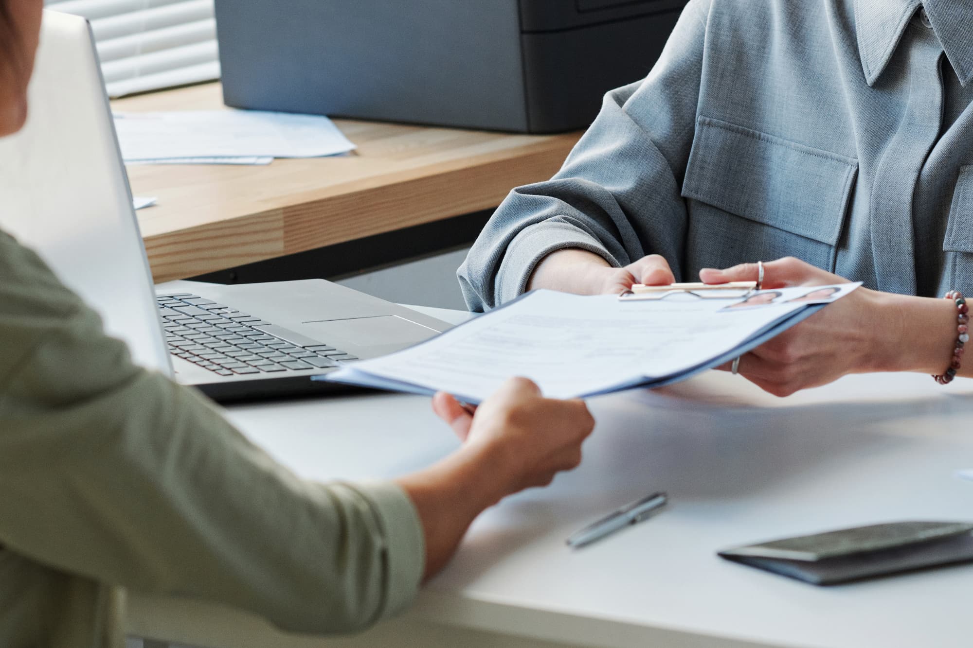 A professional process server handling document delivery for businesses, government agencies, and individuals across Wyoming, following legal procedures.
