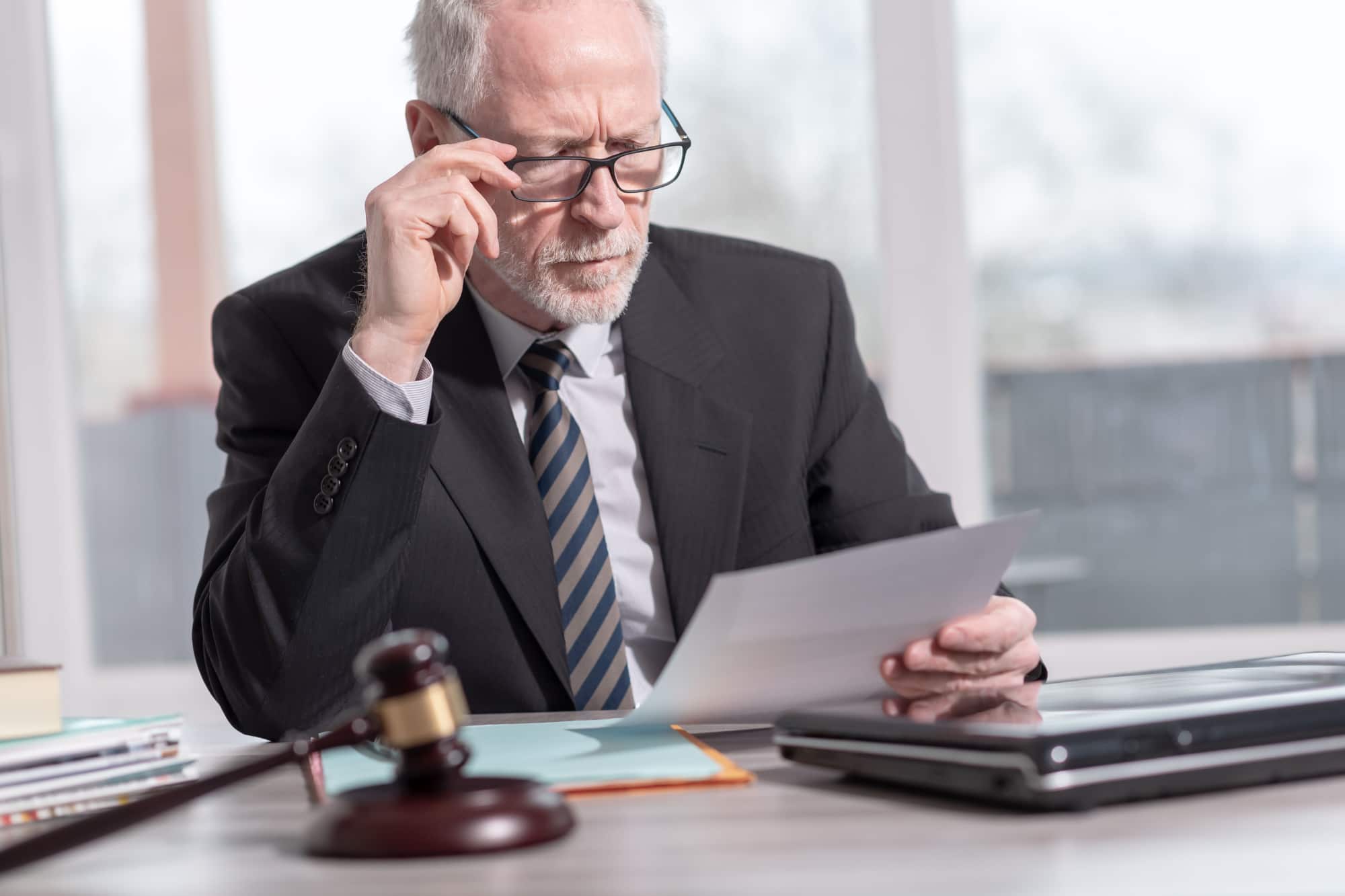 Learning the key indicators to determine whether a process server is legitimate and avoid costly mistakes in your legal proceedings.