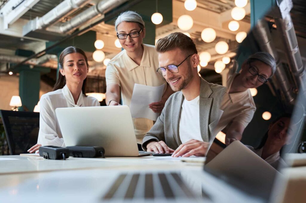 A process server agency offers benefits like quick matchmaking, vetted servers, and customizable contracts.
