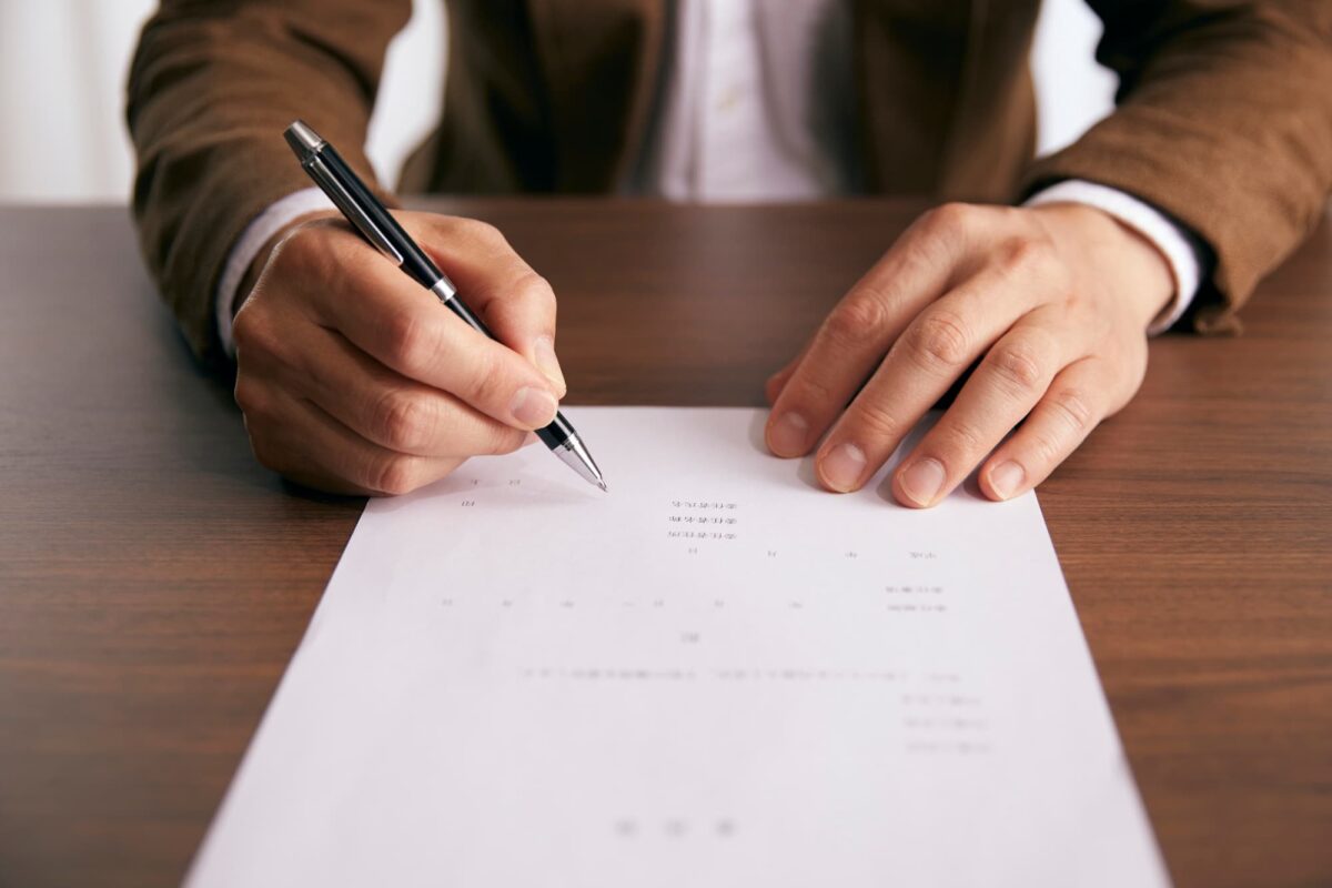Experienced Atlanta process server ensuring legal compliance during document delivery.
